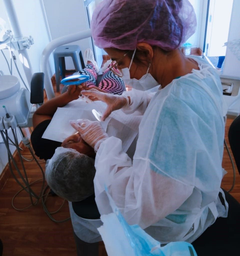 Dentista atende paciente em trailer do Projeto Sorrir